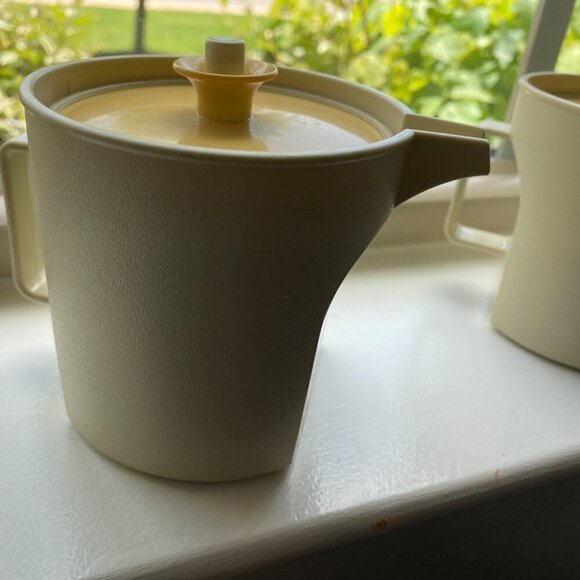 Vintage Tupperware Sugar and Creamer set in Almond and Gold - Picture 8 of 15